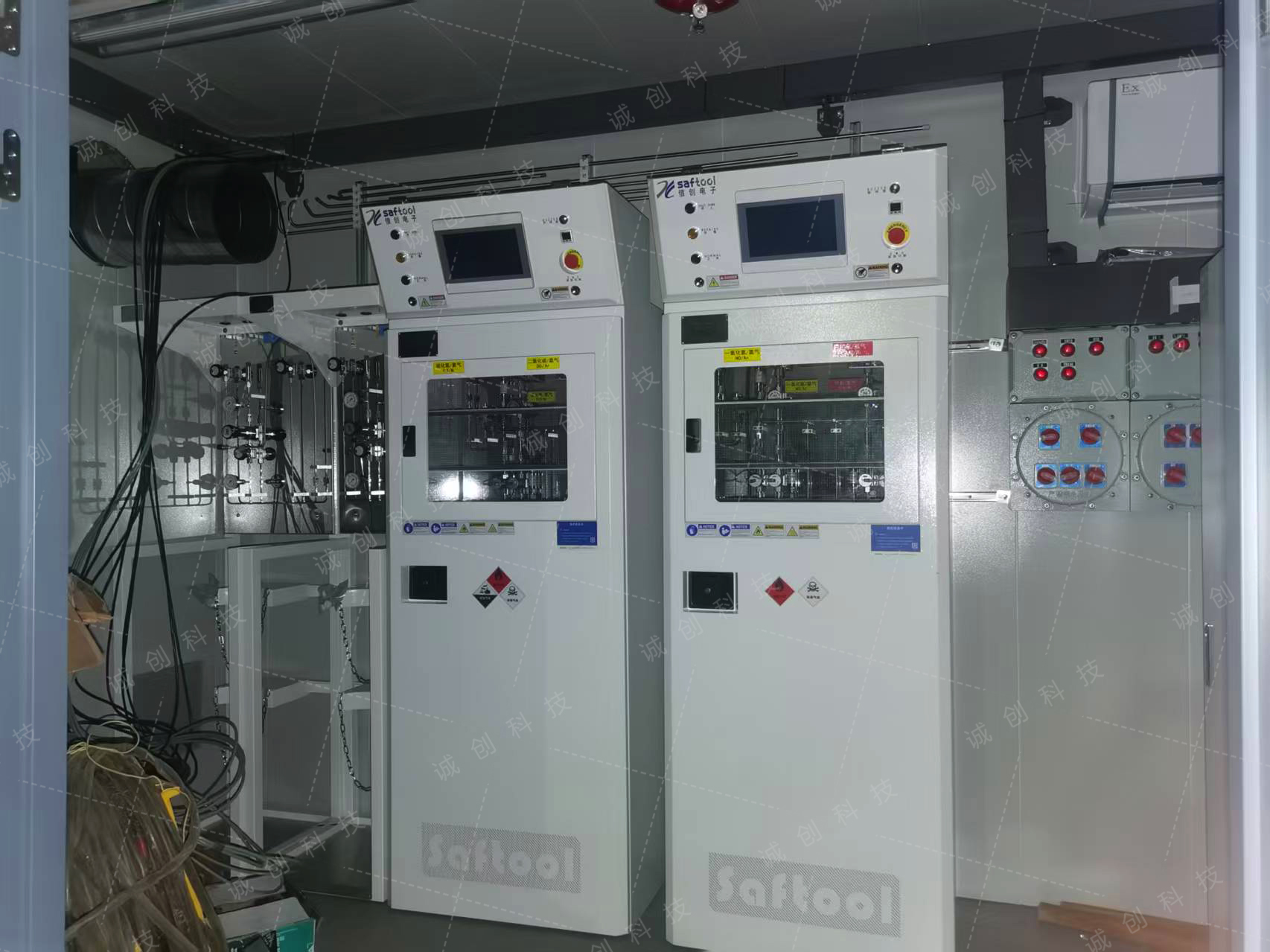 毒腐氣體的兩臺(tái)特氣柜